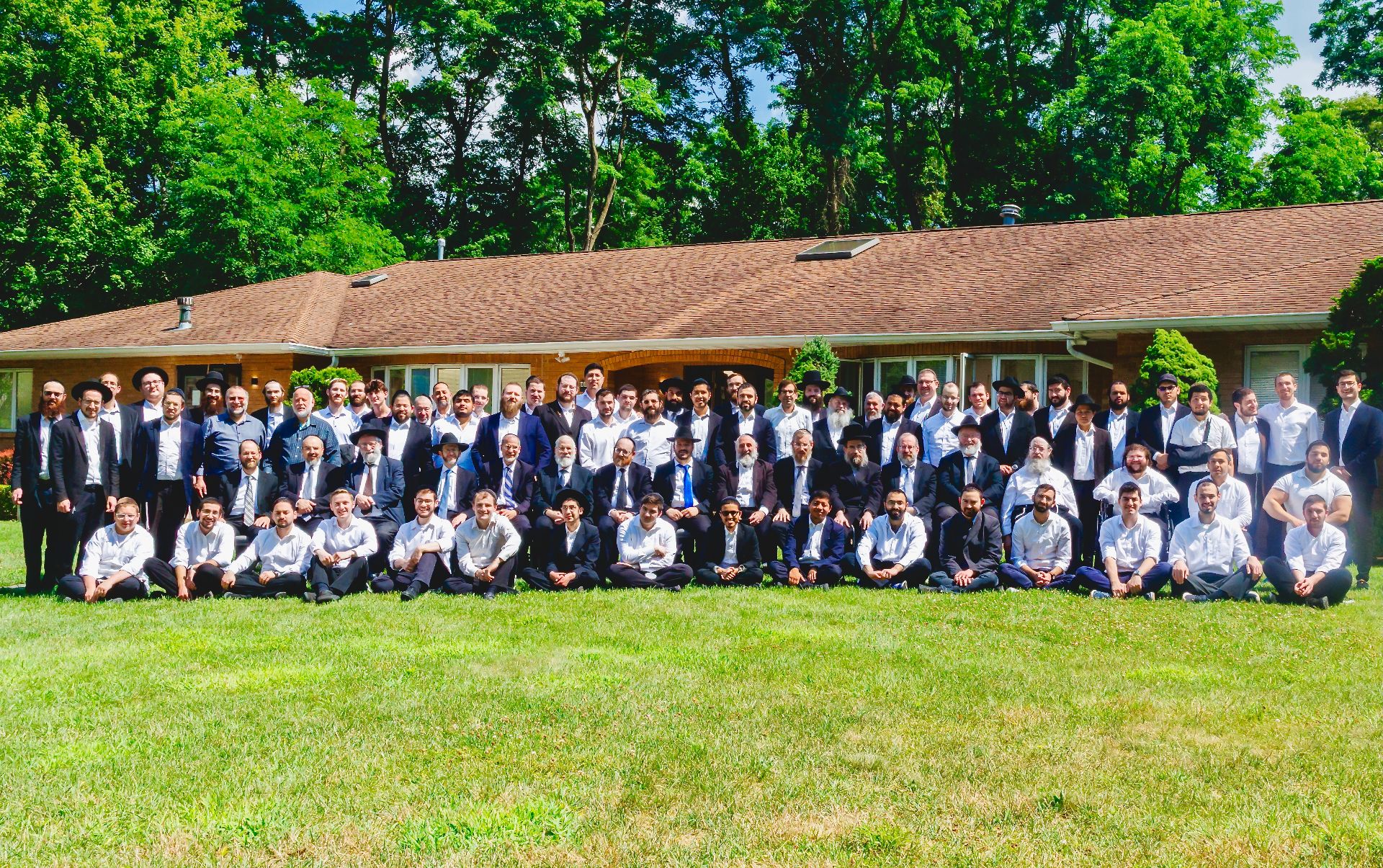 Rebbeim and talmidim of Yeshiva Toras Dovid gathered for a group photograph