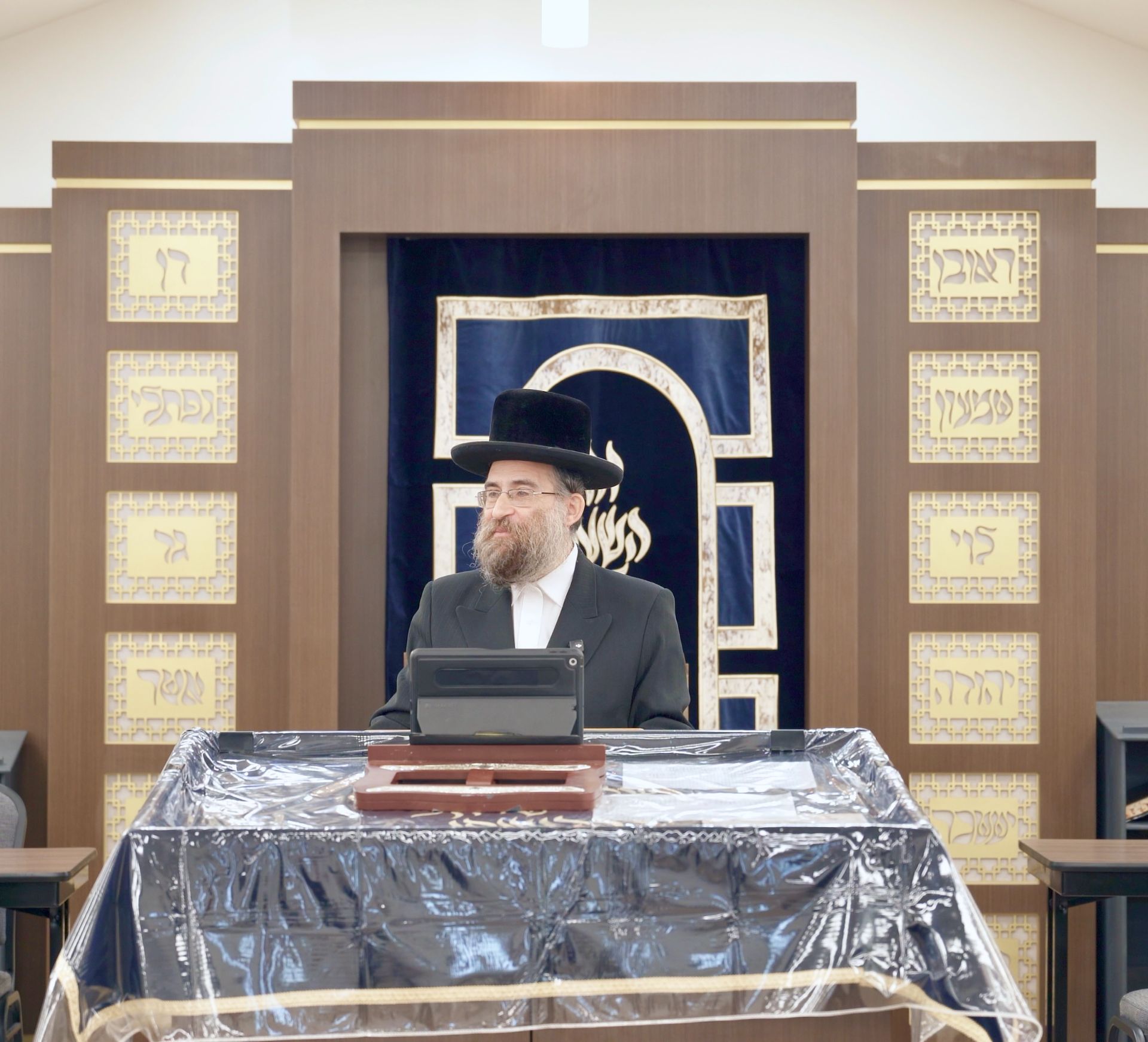 A rebbe delivering a shmooze to talmidim in the Beis Medrash