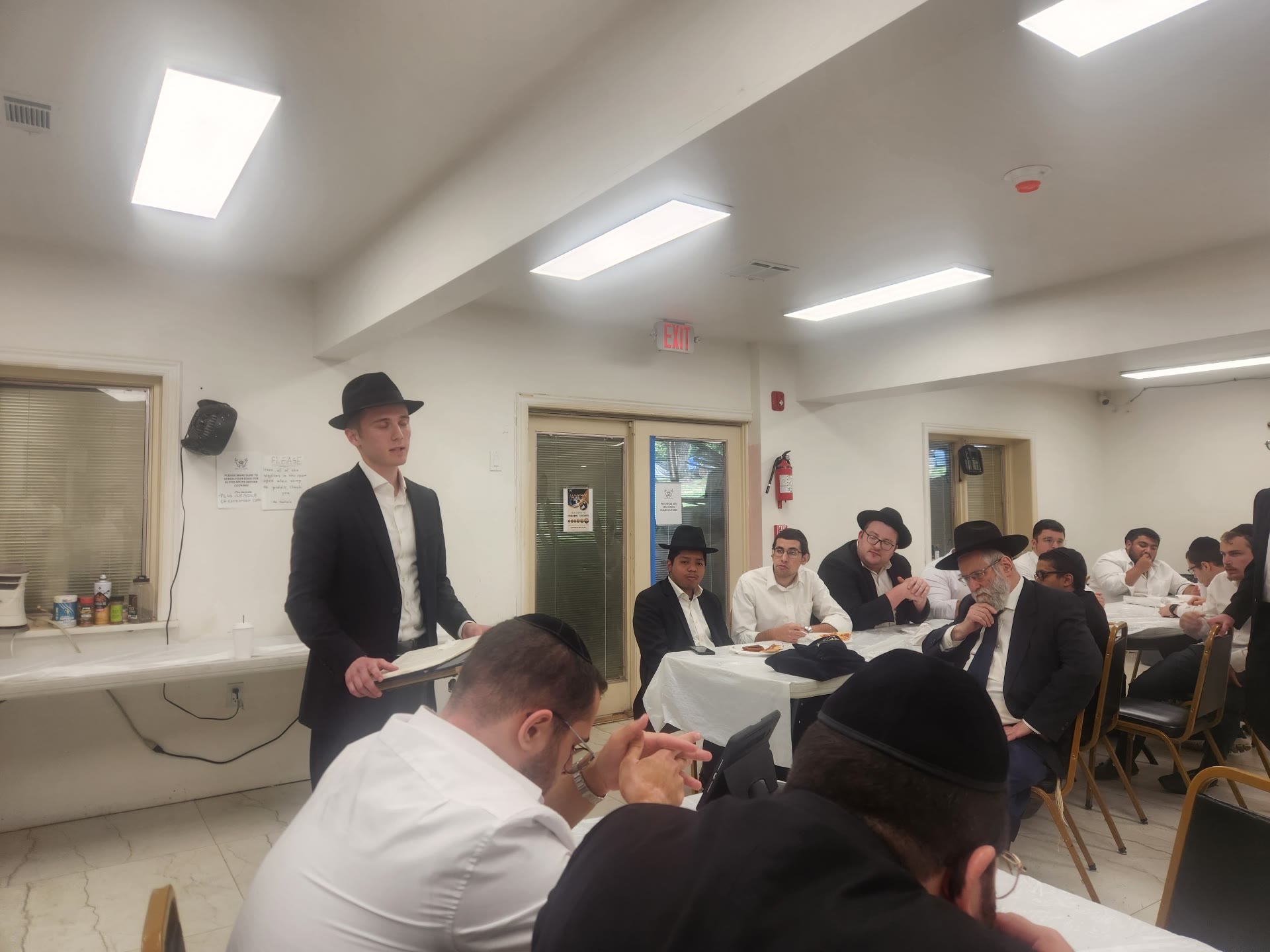 A talmid delivering a shiur to the room