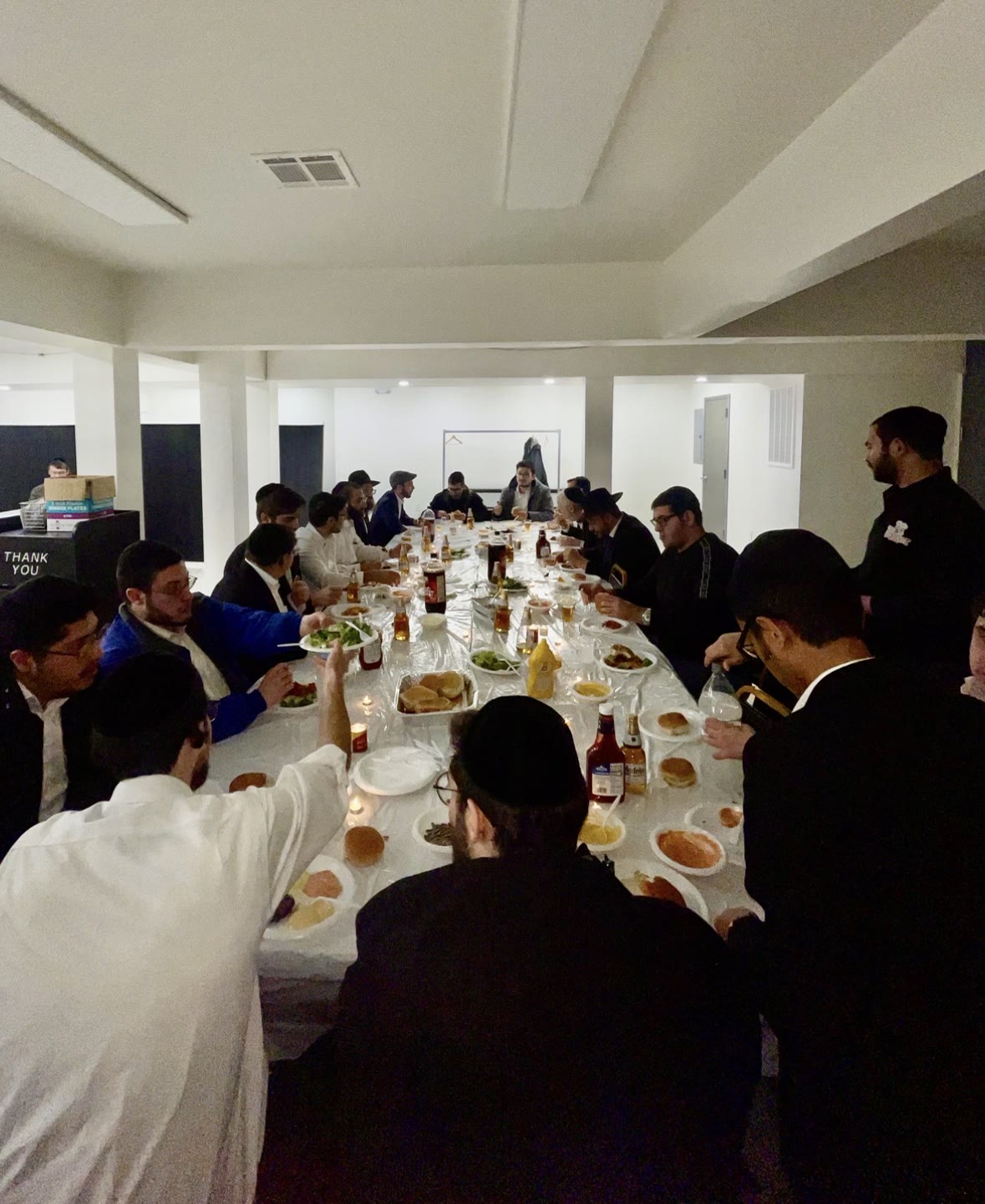 A long table of talmidim eating together
